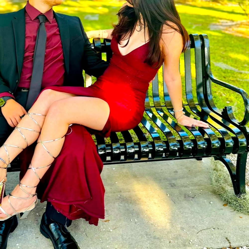 Burgundy Windsor prom dress. Slit 
XS